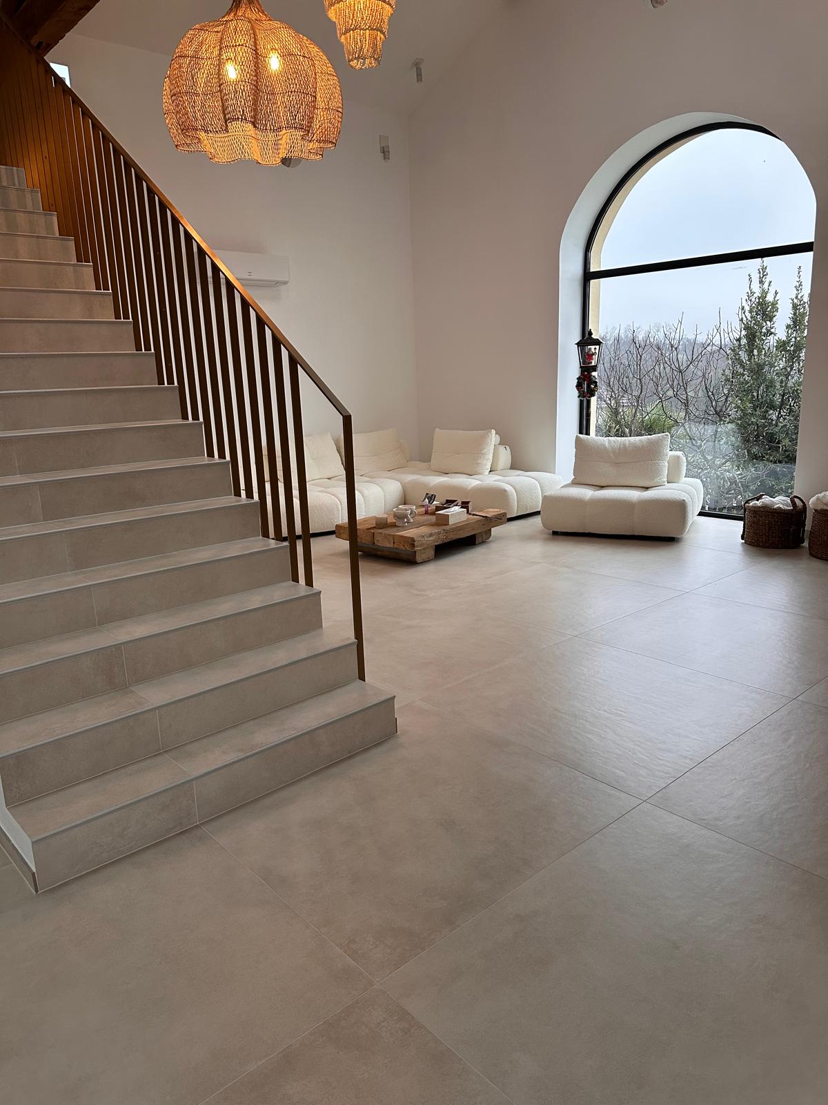 Pose de carrelage grand format intérieur