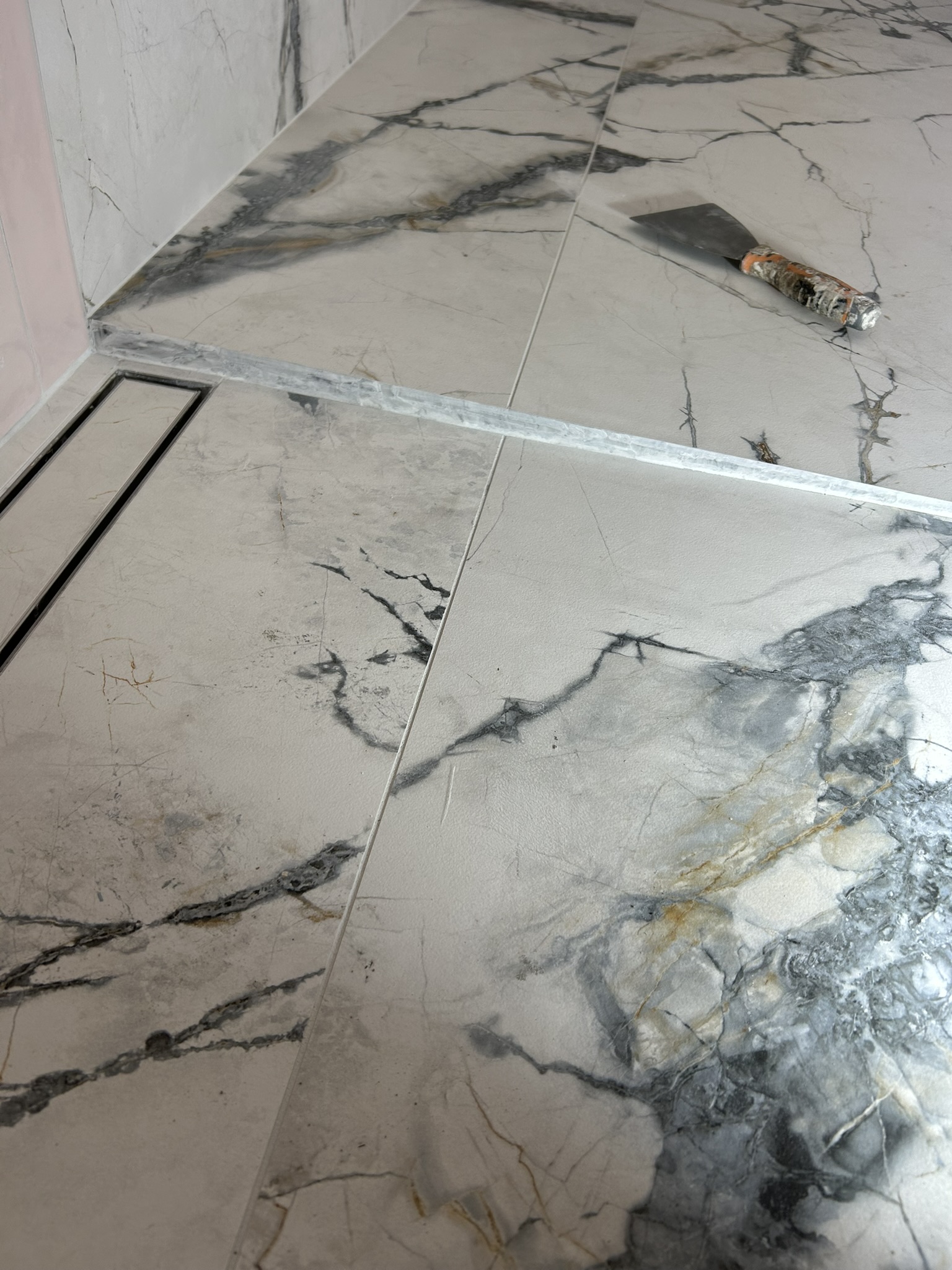 Douche à l'italienne en carrelage grand format