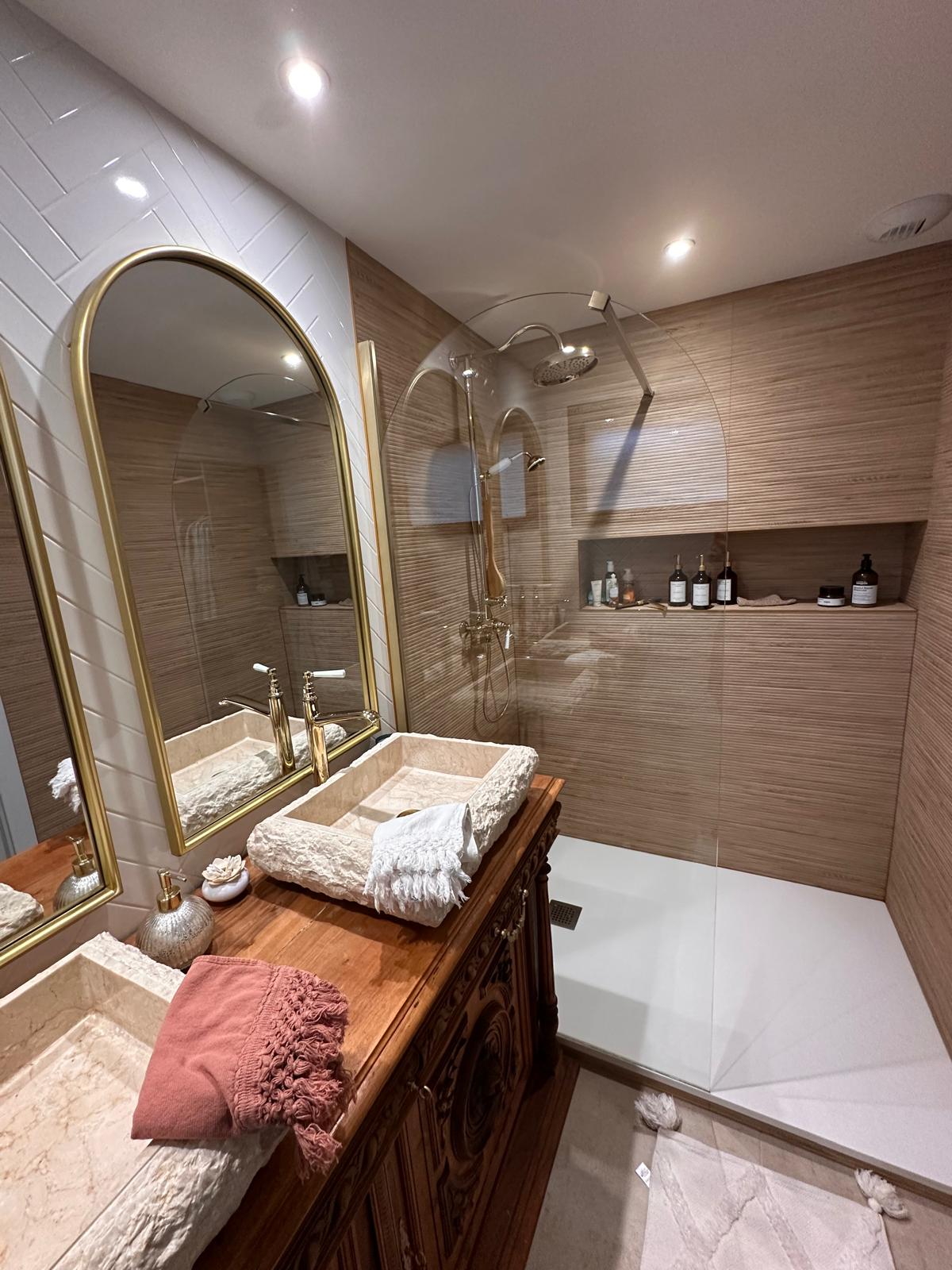Rénovation d'une salle de bain avec carrelage et faïence