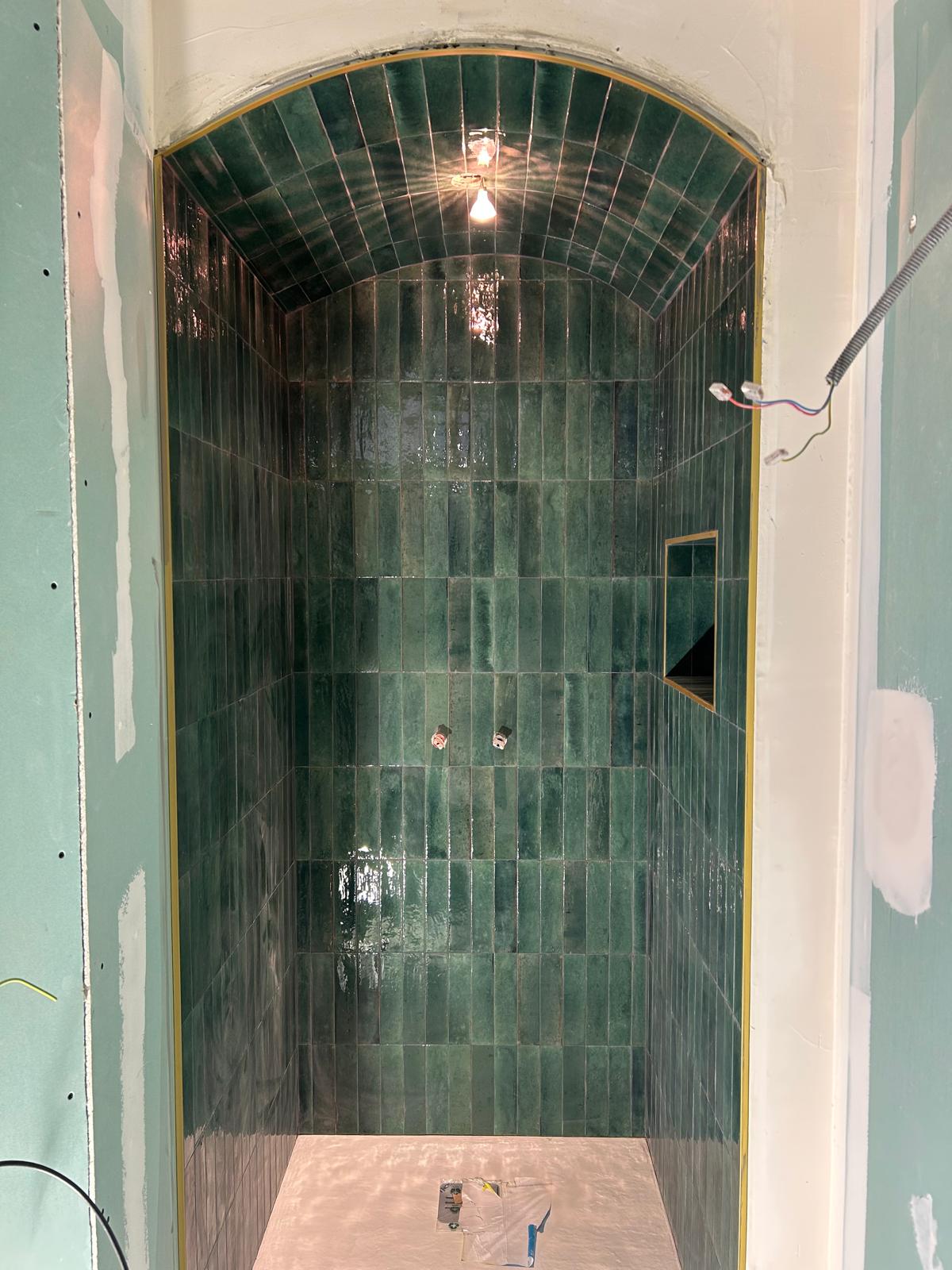 Carrelage arrondi dans une salle de bain réalisée par ADS Carrelage