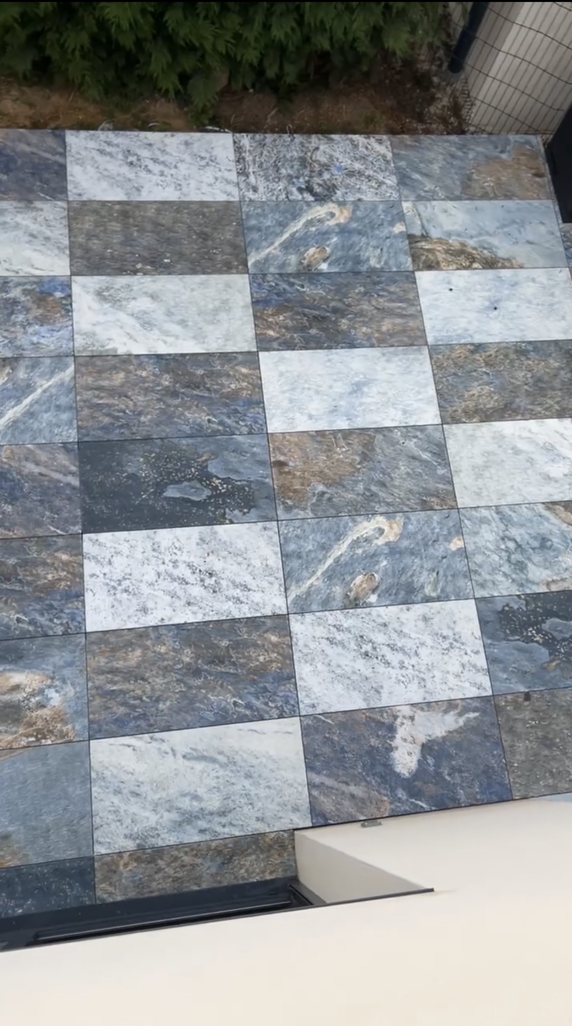 Terrasse extérieure en carrelage